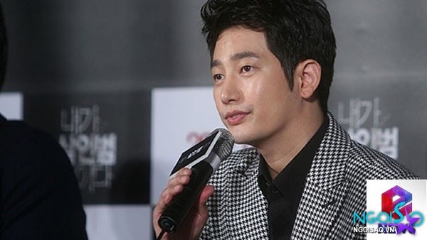 Nam diễn viên Park Shi Hoo tại buổi họp báo về vụ tố cáo cưỡng dâm.